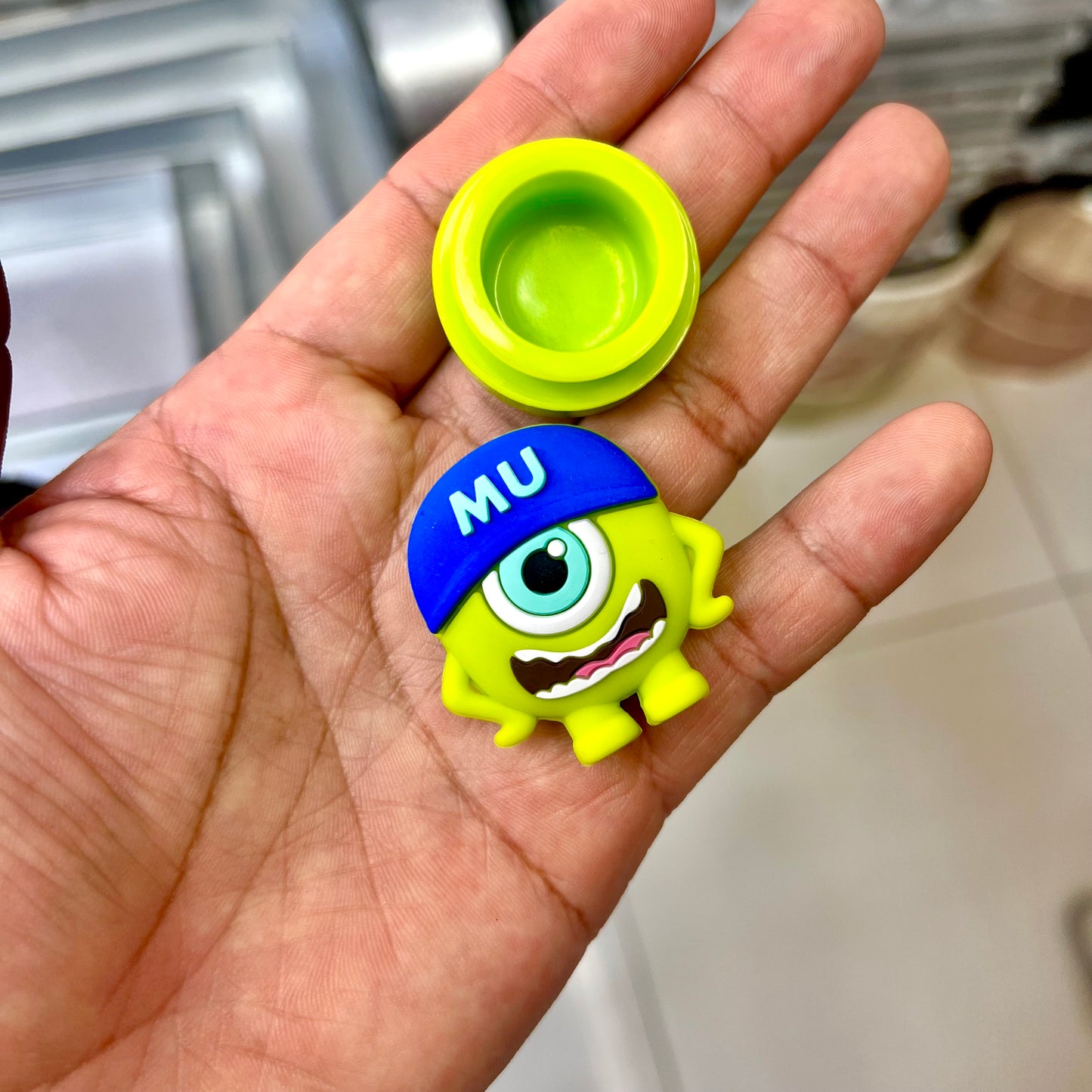 Pastillero Mike Wazowski